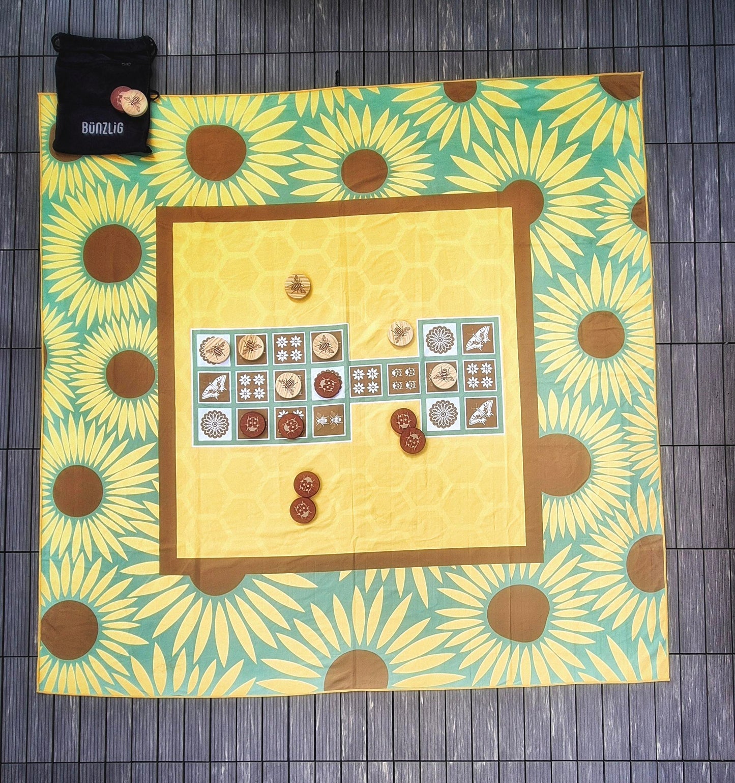 Spieltuch-Set "Mühle und Köngliches Spiel von Ur" aus ca. 50 recycelten PET-Flaschen